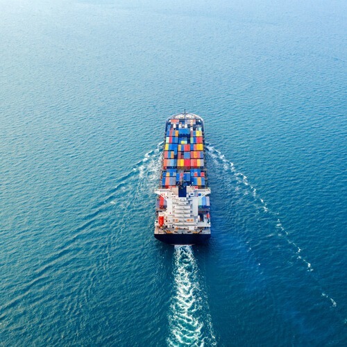 BRUNOX IX100 protejând mărfurile în containere care se află într-un transport maritim